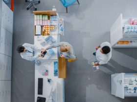 Vista de cima, de pessoa sendo atendida pelo farmacêutico em uma farmácia