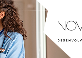 Logo Oficial do NOVO PAC no Eixo Saúde, mostra uma profissional da saúde atendendo uma pessoa idosa