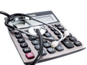 Calculadora e estetoscópio simbolizando a saúde suplementar