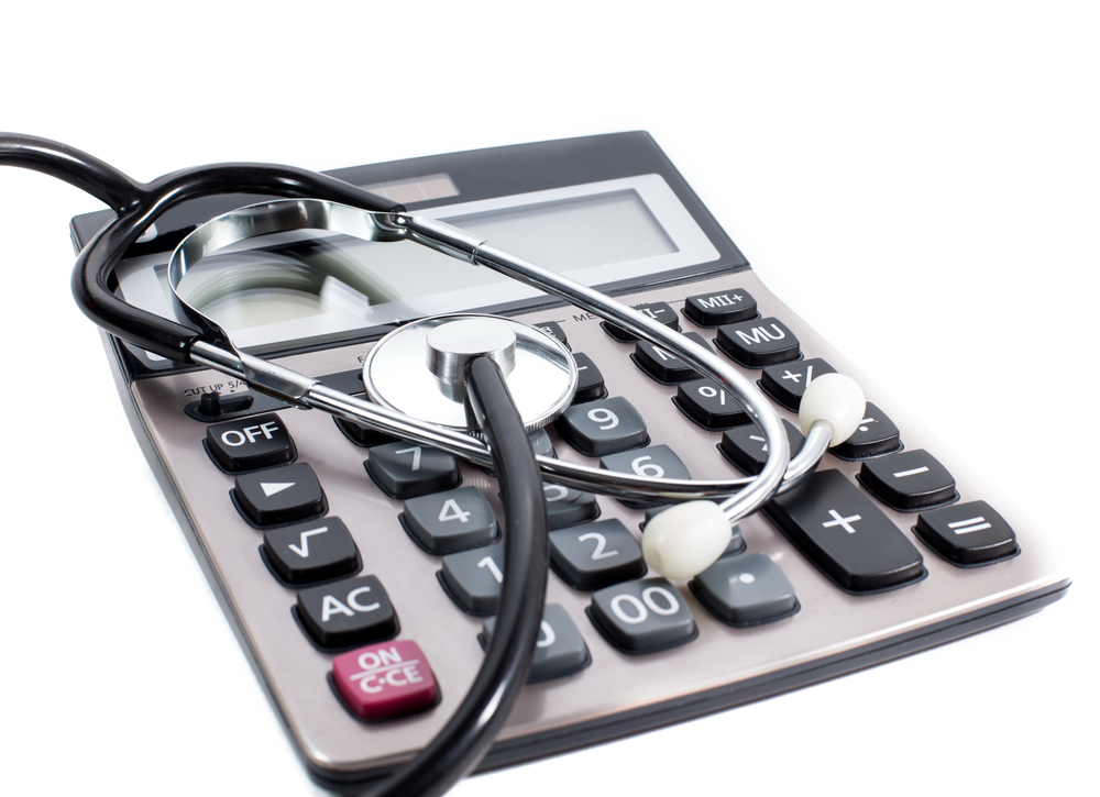 Calculadora e estetoscópio simbolizando a saúde suplementar