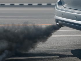 Monóxido de carbono e hidrocarbonetos saindo de um carro em movimento
