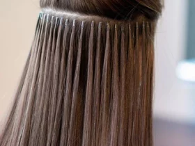 Mulher com aplique de cabelo de queratina