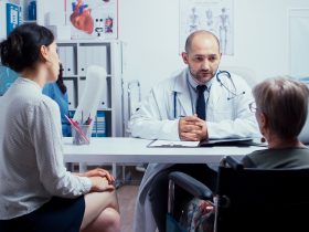 Mulher sendo atendida por médico, mas acompanhada por outra pessoa maior de idade