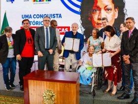 O presidente Lula ao lado da senhora Maria de Fátima de Lima e Silva, que foi vítima de isolamento compulsório - Foto: Ricardo Stuckert/PR