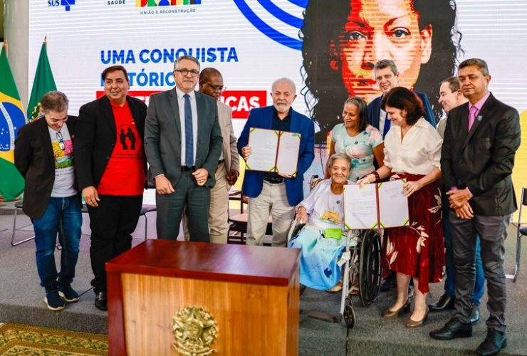 O presidente Lula ao lado da senhora Maria de Fátima de Lima e Silva, que foi vítima de isolamento compulsório - Foto: Ricardo Stuckert/PR