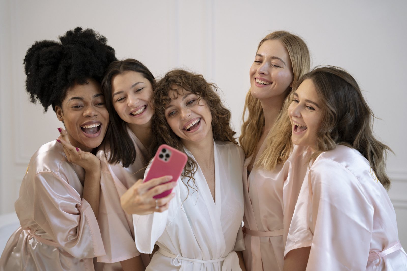 Grupo de mulheres com diferentes tipos de cabelos, seja liso, cacheado ou crespo