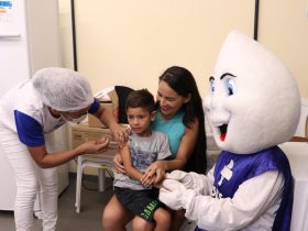 Criança sendo vacinada contra a gripe no Pará