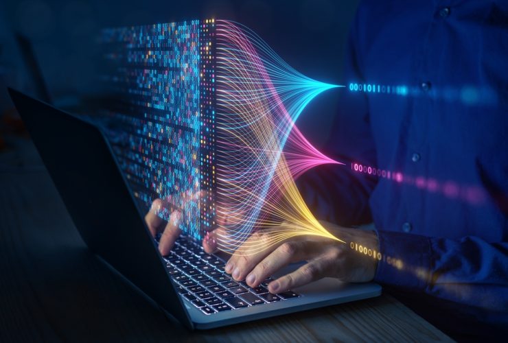 Pessoa coletando dados de informações sobre pessoas, por receitas médicas