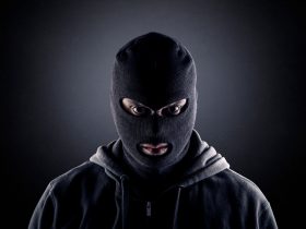 Homem encapuzado representando um criminoso