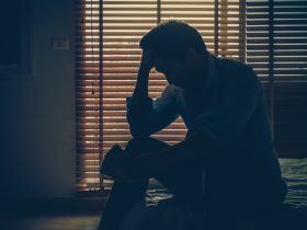 Pessoa se sentindo triste por causa da solidão