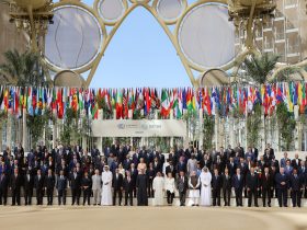 Líderes mundiais posam para fotos de grupo na Cúpula do Clima da ONU COP28. Foto: Peter Dejong/AP