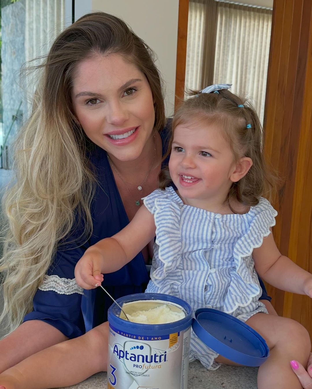 A modelo Bárbara Evans com a filha Ayla de 02 anos