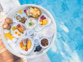 Bandeja rica em comidas para o café da manhã