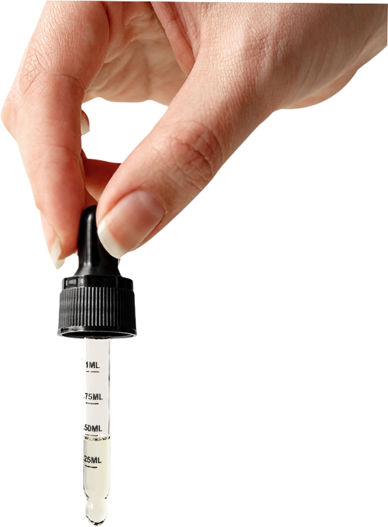 Pessoa segurando conta-gotas com extrato de cannabis