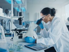 Cientista fazendo pesquisas em laboratório na área da saúde e medicina