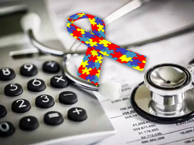 Símbolo do transtorno do espectro autista (TEA) com fundo de estetoscópio, calculadora e documentos, simbolizando planos de saúde
