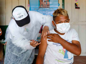 Indígena sendo imunizado durante a Operação Gota