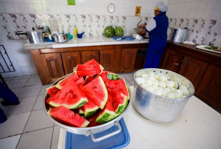 Funcionária preparando a alimentação das crianças na escola. Foto: Marcelo Seabra/Ag. Pará