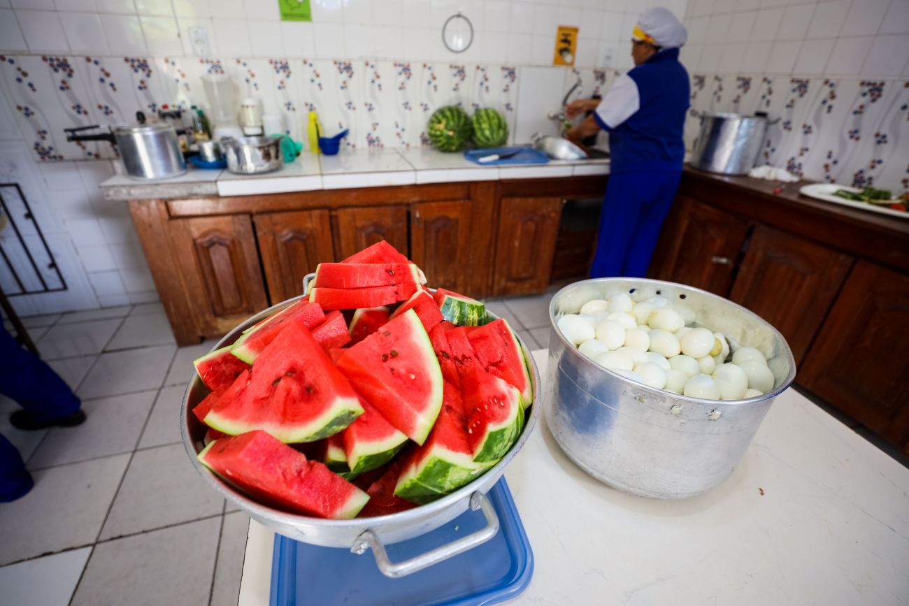 Funcionária preparando a alimentação das crianças na escola. Foto: Marcelo Seabra/Ag. Pará