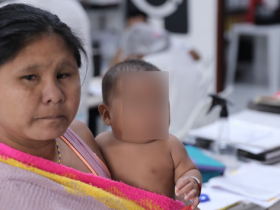 Mulher indígena yanomami carregando filho Foto: Ministério da Saúde/Divulgação