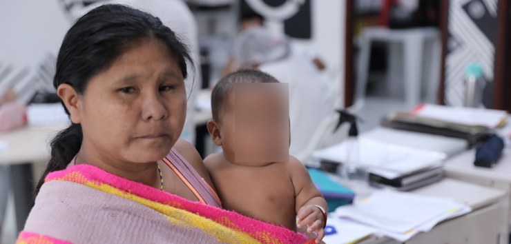 Mulher indígena yanomami carregando filho Foto: Ministério da Saúde/Divulgação