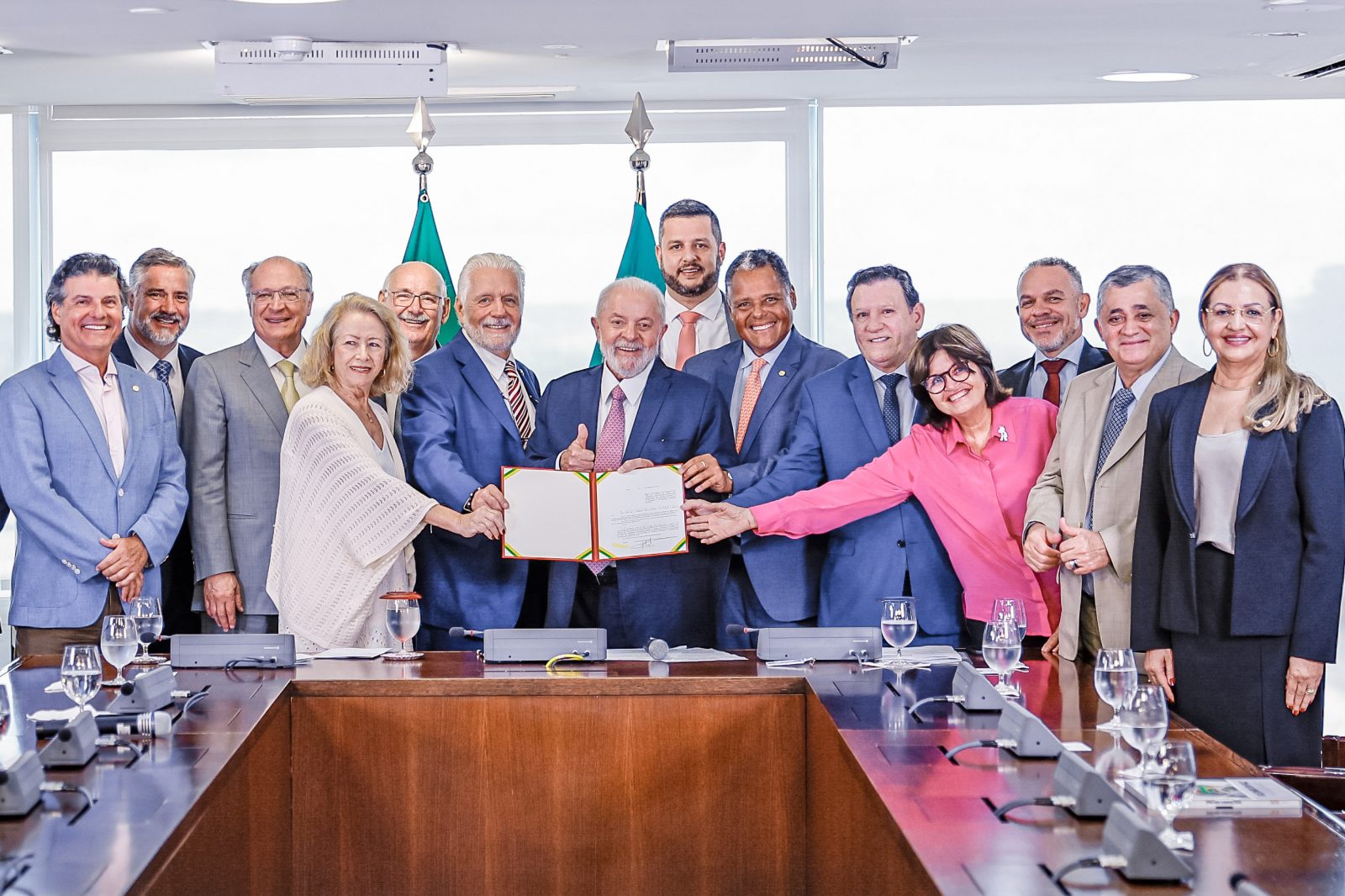 O presidente Lula, ministros, parlamentares e representantes do setor de saúde na sanção da lei que prevê atualização anual da tabela do SUS - Foto: Ricardo Stuckert / PR