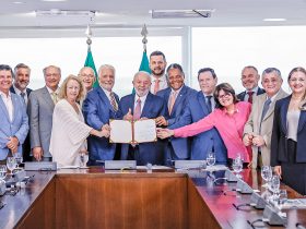 O presidente Lula, ministros, parlamentares e representantes do setor de saúde na sanção da lei que prevê atualização anual da tabela do SUS - Foto: Ricardo Stuckert / PR