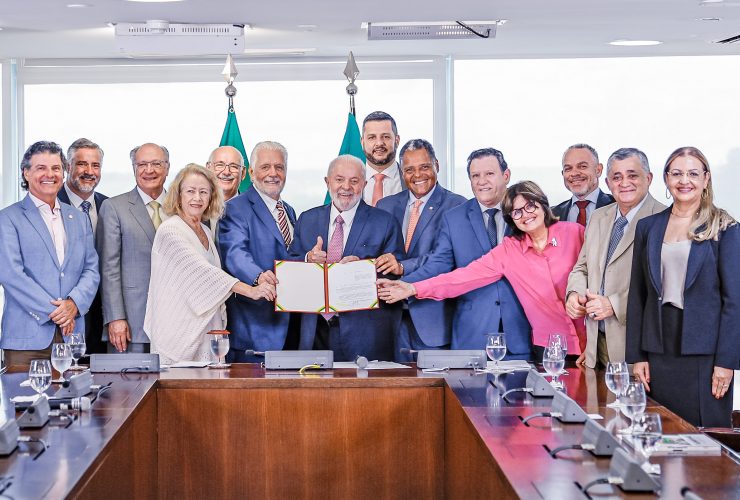 O presidente Lula, ministros, parlamentares e representantes do setor de saúde na sanção da lei que prevê atualização anual da tabela do SUS - Foto: Ricardo Stuckert / PR