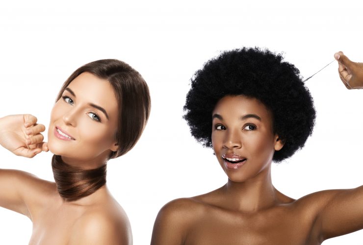 Garotas caucasianas e africanas. Comparação de diferentes tipos de cabelo e tons de pele. Por BLACKDAY
