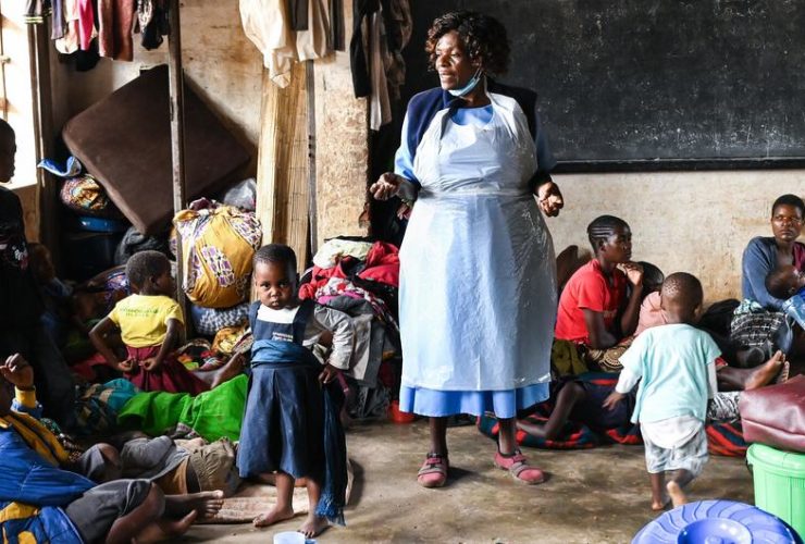 Um profissional de saúde num campo no sul do Malawi fala com pessoas deslocadas sobre medidas de prevenção da cólera | © UNICEF/Thoko Chikondi