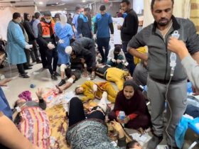 Pessoas feridas em bombardeios aguardam tratamento no Hospital Al Shifa, na cidade de Gaza (arquivo). | Foto: OMS