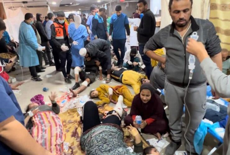 Pessoas feridas em bombardeios aguardam tratamento no Hospital Al Shifa, na cidade de Gaza (arquivo). | Foto: OMS