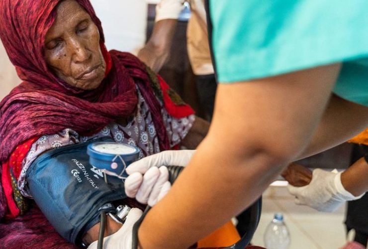 Uma mulher recebe cuidados médicos num centro de tratamento de cólera no Sudão | © OMS/Ala Kheir