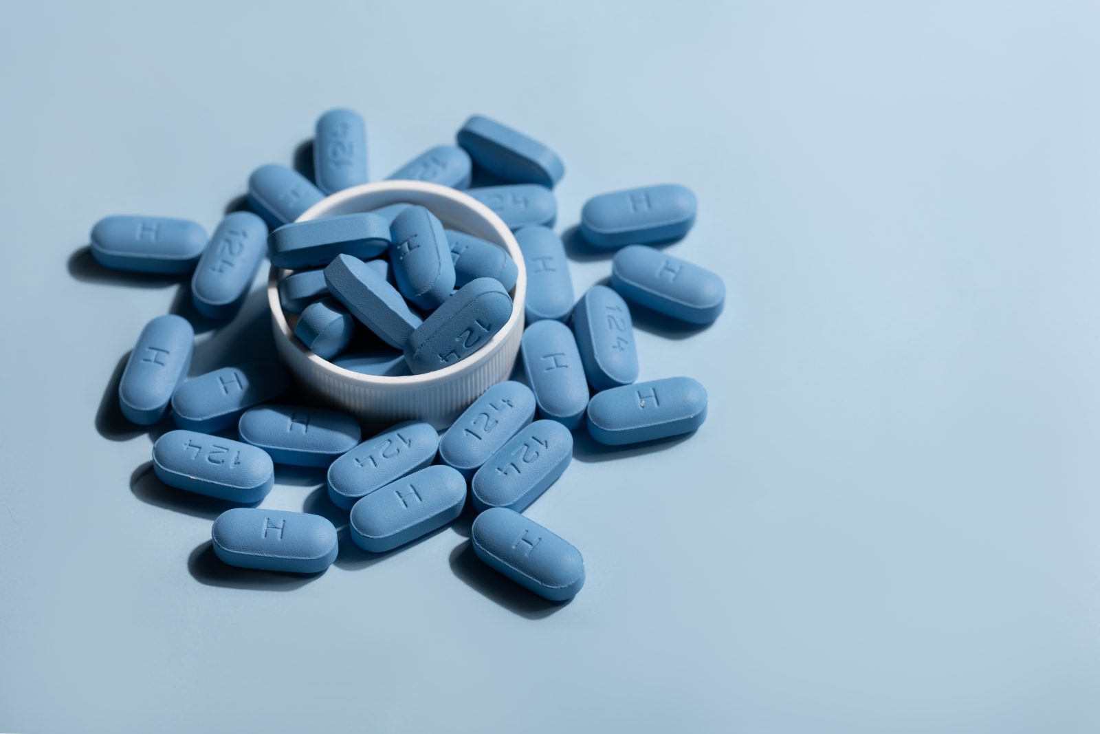 Abra um frasco de pílulas PrEP prescritas para profilaxia pré-exposição para ajudar a proteger as pessoas contra o HIV. Por alimdok