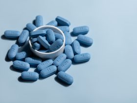 Abra um frasco de pílulas PrEP prescritas para profilaxia pré-exposição para ajudar a proteger as pessoas contra o HIV. Por alimdok