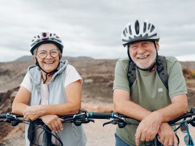 Retrato de casal de idosos e felizes apaixonados olhando para a câmera sorrindo Por PerfectWave003