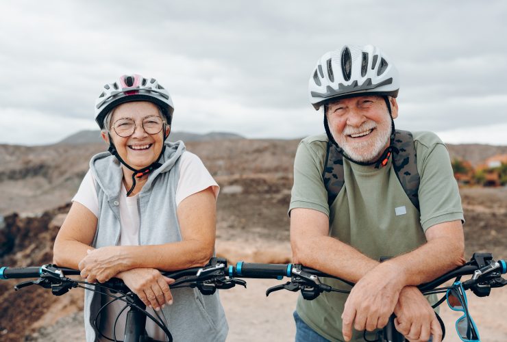 Retrato de casal de idosos e felizes apaixonados olhando para a câmera sorrindo Por PerfectWave003