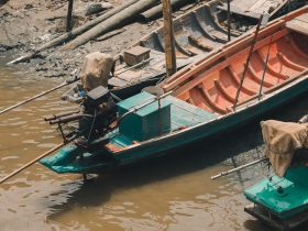 Barcos tradicionais em um rio. Por eddows_arunothai