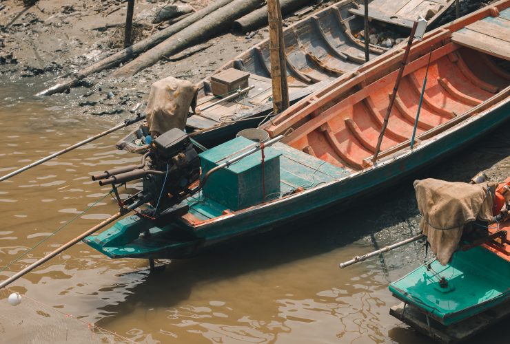 Barcos tradicionais em um rio. Por eddows_arunothai