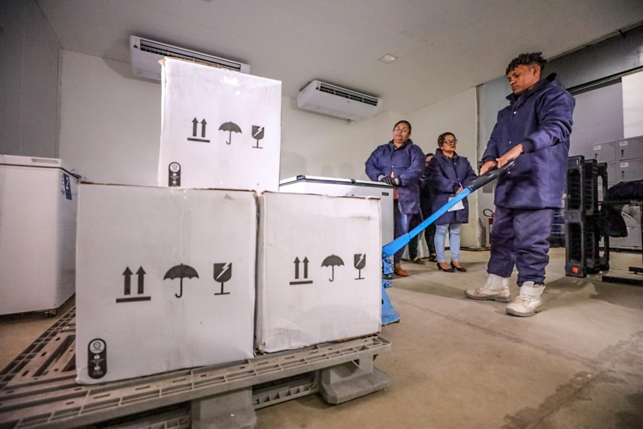 Funcionário recebendo caixas de vacinas para campanha Foto: Agencia Pará