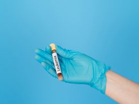 Mão segurando o tubo de ensaio de sangue com a inscrição leucemia Por Nestea06