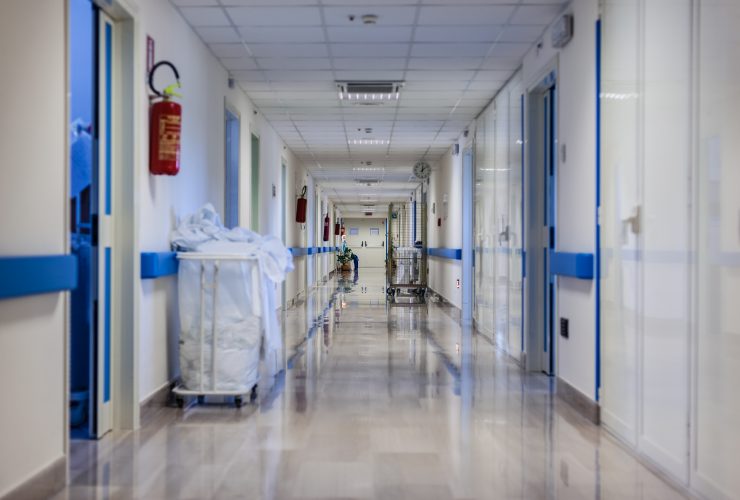 Corredor do hospital à noite Por DarioLoPresti