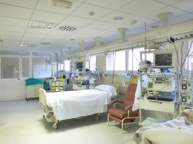 Área da unidade de terapia intensiva hospitalar com equipamentos de leitos. Centro de saúde Por ABBPhoto