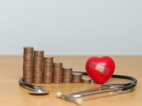 Conceitos de economia de dinheiro, seguro de saúde, médicos, doações e financeiros. moedas com estetoscópio Por JoPanwatD