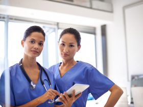 Enfermagem é um negócio sério Por YuriArcursPeopleimages