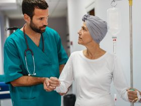 Mulher com câncer durante quimioterapia se recuperando de doença no hospital Por nd3000