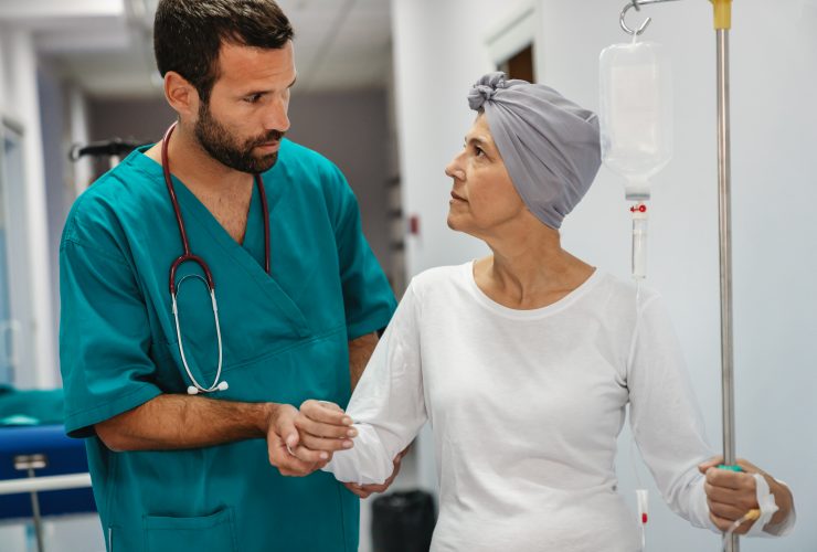 Mulher com câncer durante quimioterapia se recuperando de doença no hospital Por nd3000