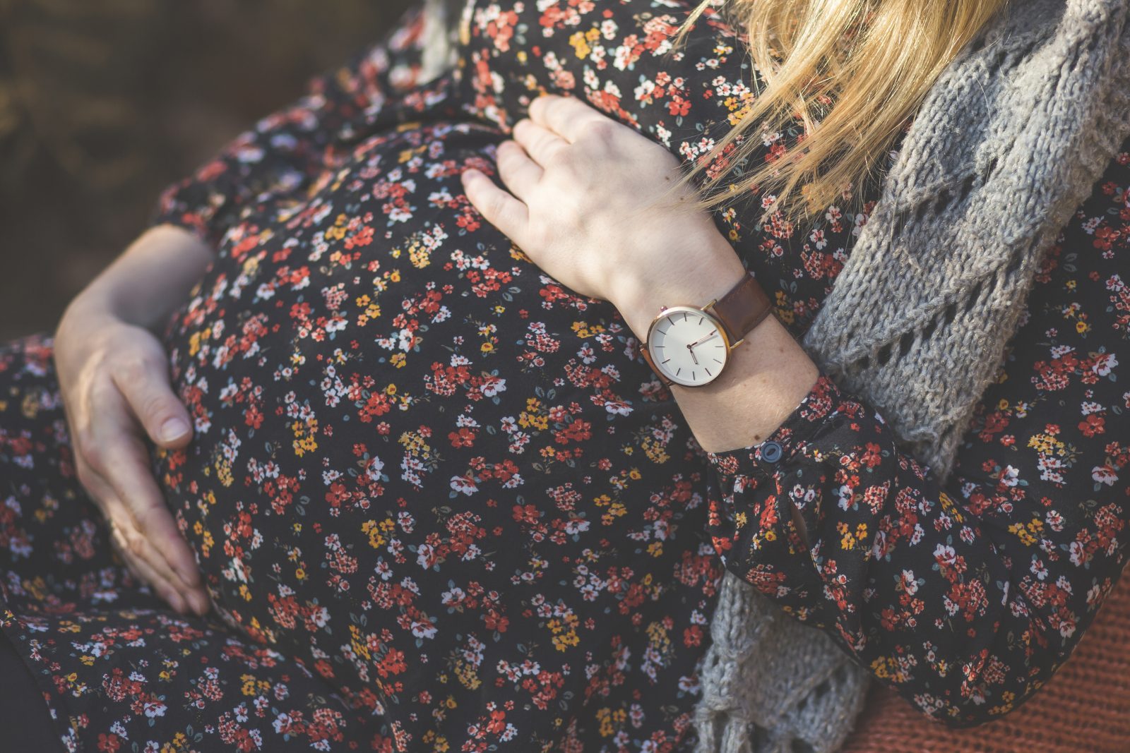 Close-up da barriga da mulher grávida Por westend61