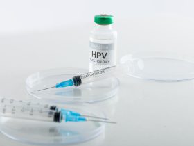 Composição do frasco e seringas da vacina contra o HPV em fundo branco com espaço de cópia Por Wavebreakmedia