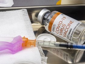 Vacina contra o coronavírus covid-19 em um hospital, imagem conceitual Por felipecaparros